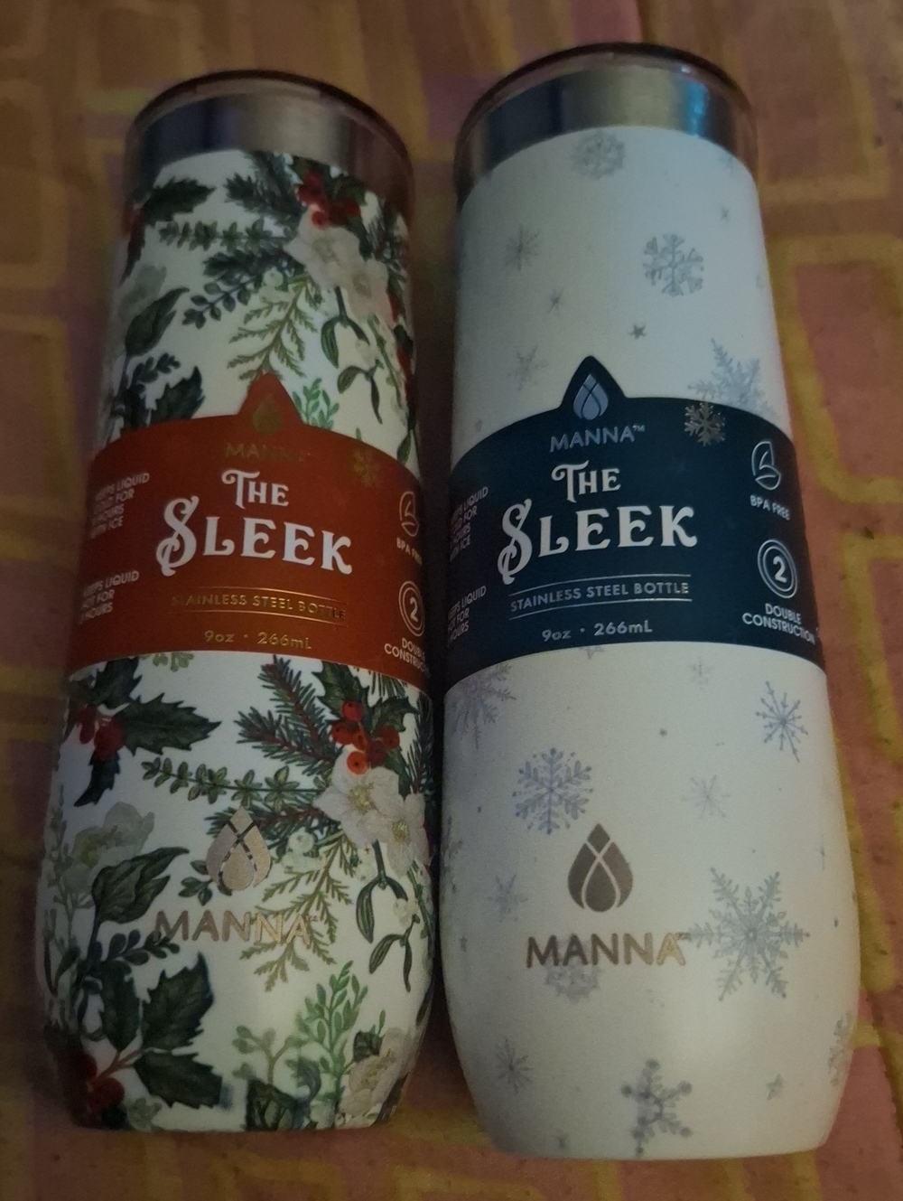Manna The Sleek Holiday Stainless Steel Bottle — White & Green with Red Accent